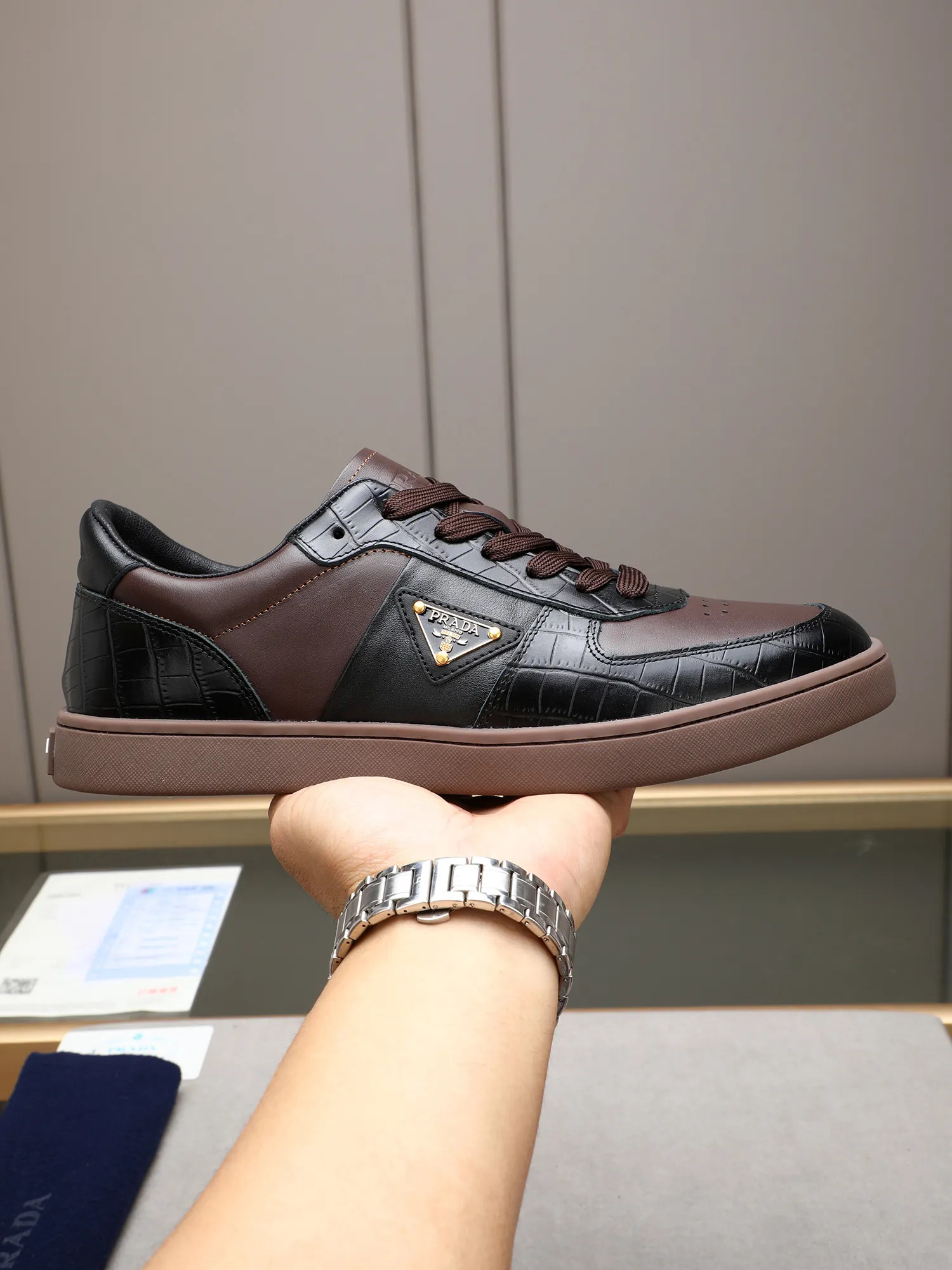 Men's shoes💰420💰 Brand: PRADA (Prada) Standard code: Men's code 38–44 (45 can be customized) Material: Original cowhide, breathable sheep lining Special outsole Style category: Men's fashionable casual sneakers Low-key luxury! Color: actual picture color